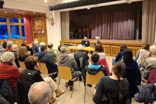 Une cinquantaine de personnes ont répondu présent ce lundi soir à Chandolin, à l'occasion de la rencontre avec l'écrivain Laurent Gaudé (à droite)